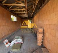 Bau eines Einfamilienhauses in der Straße in Nové Zámky mit Ziegelwänden und Balkendecke.