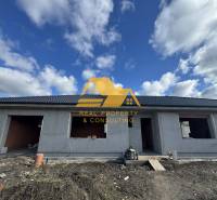 Ein Einfamilienhaus im Bau in der Straße in Nové Zámky. Ohne fertige Fenster und Türen.