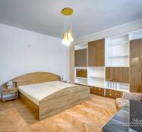 Schlafzimmer in einem Einfamilienhaus mit Holzboden, Bett und Einbauschrank.
