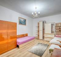 Izba s posteľou, skrinkami, gaučom a lustrom v rodinnom dome.

Zimmer mit Bett, Schränken, Sofa und Kronleuchter in einem Einfamilienhaus.