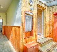 Holzinterieur mit Flur und Eingang in einem Einfamilienhaus mit hellen Wänden.