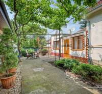 Einfamilienhaus in einer ruhigen Straße in Trnava mit Terrasse und Grünfläche.