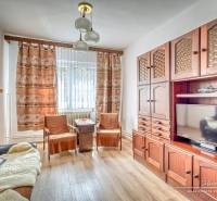 Wohnzimmer mit Holzmöbeln, Sofa und Fernseher in einem Einfamilienhaus.