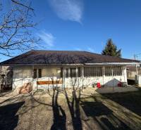 Ein Einfamilienhaus in der Cintorínska-Straße in Svätý Peter mit einem weitläufigen Hof und Bäumen.