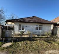 Ein Einfamilienhaus in der Cintorínska-Straße in Svätý Peter mit eingezäuntem Hof und Garten.