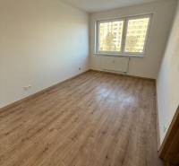 Ein Zimmer in einer 2-Zimmer-Wohnung mit einem Holzboden und einem großen Fenster.