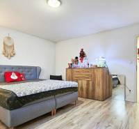 Schlafzimmer im Einfamilienhaus mit Holzboden und Weihnachtsdekorationen.