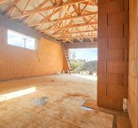 Bau eines Einfamilienhauses in Pavlice mit sichtbarer Dachkonstruktion.