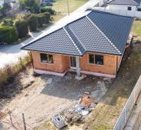Ein Einfamilienhaus in der Stadt Pavlice mit einem Dach aus dunklen Ziegeln.