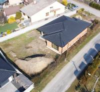 Ein Einfamilienhaus in Pavlice an der Straße, mit Garten und benachbarten Häusern im Hintergrund.