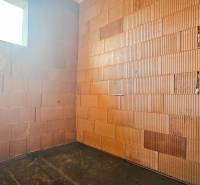 Ziegelwand und Boden mit Holzdekor in einem Einfamilienhaus.