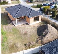 Ein Einfamilienhaus in Pavlice, umgeben von einer Straße und einem Garten mit Erde.