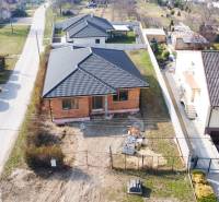 Ein Einfamilienhaus in Pavlice mit einem schrägen Dach und einem unvollendeten Hof.