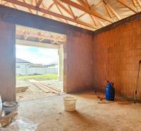 Bau eines Einfamilienhauses in Pavlice, Ziegelwände, im Bau befindliche Dachkonstruktion.