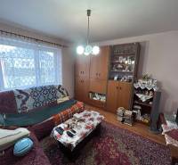 Wohnzimmer in einem Einfamilienhaus mit dekorativem Teppich und Sofa.