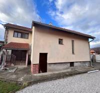 Ein Einfamilienhaus in Zbehy mit einem Schrägdach und einem Gehweg neben der Garage.