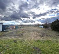 Grundstück bei einem Einfamilienhaus in Zbehy mit Blick auf einen weitläufigen Garten und den Himmel.