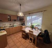 Küche in einem Einfamilienhaus mit Holzdekor und Esstisch.