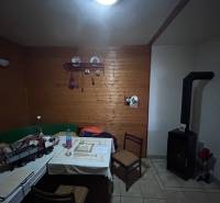 Ein Einfamilienhaus mit Holzverkleidung an den Wänden, Kacheln und einem Esstisch.