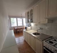 Küche in einer 3-Zimmer-Wohnung mit einem Gasherd und einem Esstisch.