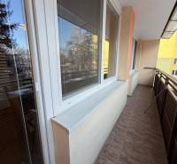 Balkonfläche bei einer 3-Zimmer-Wohnung mit Fenstern und Fliesen.