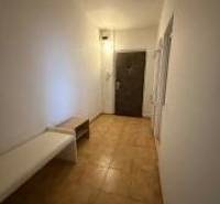 Innenraum einer 3-Zimmer-Wohnung mit Holzboden, Zertifikat Geprüftes Mitglied.