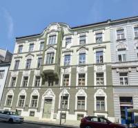 Historisches Gebäude in der Medená-Straße in Bratislava - Altstadt, Fassade verziert mit Ornamenten.