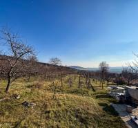 Weinberge in der Ambrova-Straße in Nitra mit Blick auf die hügelige Landschaft und einem Tisch zum Grillen.