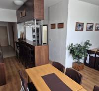 Ein Restaurantinterieur mit Holzmöbeln, angenehmer Beleuchtung und dekorativen Pflanzen.