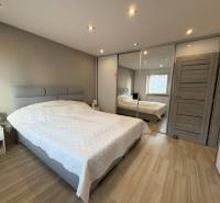 Schlafzimmer in einer 2-Zimmer-Wohnung mit Holzboden.