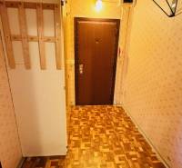 Flur mit Holzboden und heller Tapete in einer Zweizimmerwohnung.