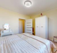 Schlafzimmer mit Bett, Kleiderschrank und Schminktisch in einem Einfamilienhaus.