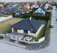 Ein Einfamilienhaus in der Jabloňová-Straße in Bernolákovo mit einem geräumigen Hof und Garten.