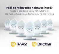 Reklamebanner mit Auszeichnungen der Immobilienagentur RADO Reality Group.