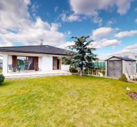 Einfamilienhaus in Bernolákovo in der Jabloňová-Straße, mit Terrasse und gepflegtem Garten.