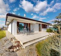 Einfamilienhaus in der Jabloňová-Straße in Bernolákovo mit Garten und gepflasterter Terrasse.