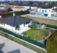 Einfamilienhaus in der Jabloňová-Straße in Bernolákovo mit gepflegtem Garten und Pavillon.