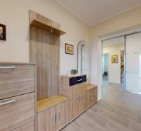 Innenraum eines Einfamilienhauses mit Holzboden, Möbeln und Dekorationen.