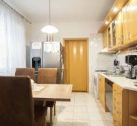 Küche in einer 3-Zimmer-Wohnung mit Esstisch, Geräten und hellen Möbeln.