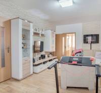 Wohnzimmer in einer 3-Zimmer-Wohnung mit Holzboden und Ecksofa.