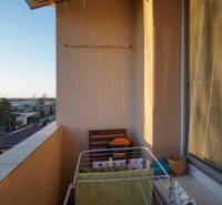 Balkon mit Blick auf die Stadt, Wäscheständer, typisch für eine 3-Zimmer-Wohnung in Nové Zámky.