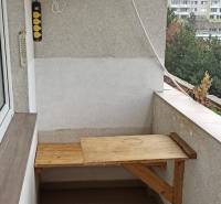 Balkon in einer 2-Zimmer-Wohnung in der Pečnianska-Straße, Bratislava - Petržalka, mit Klimaanlage.