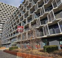 Ein Gebäude mit modernem architektonischem Design in der Račianska-Straße in Bratislava III, ideal für eine 2-Zimmer-Wohnung.