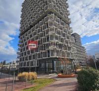 Die einzigartige Architektur des Hochhauses an der Račianska-Straße in Bratislava III umfasst markante Balkone und moderne Elemente.