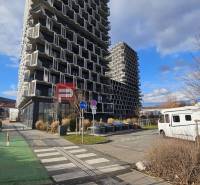 Gebäude mit markanten Balkonen und ein weißer Wohnwagen auf der Račianska in Bratislava III.