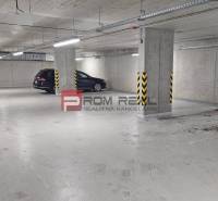 Unterirdische Garage mit Betonboden und geparktes Auto.