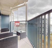 Balkon mit Rattanmöbeln in einer 2-Zimmer-Wohnung in der Račianska-Straße in Bratislava III.