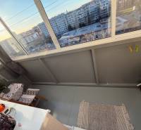 In einer 3-Zimmer-Wohnung in Topoľčany auf der P.O. Hviezdoslava gibt es eine verglaste Loggia mit Aussicht.