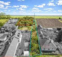 Grünflächen und Wohnbaugrundstücke in der Malá Paka Straße, Veľká Paka.