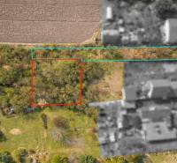 Luftaufnahme von Wohnbaugrundstücken in der Gegend Malá Paka, Veľká Paka mit umliegendem Grün.